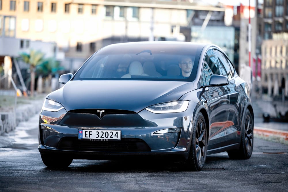 Svart Tesla Model X Plaid